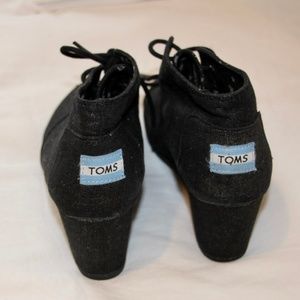 Tom's Wedge Lace-Up Booties (Dark Grey), Size 7.5